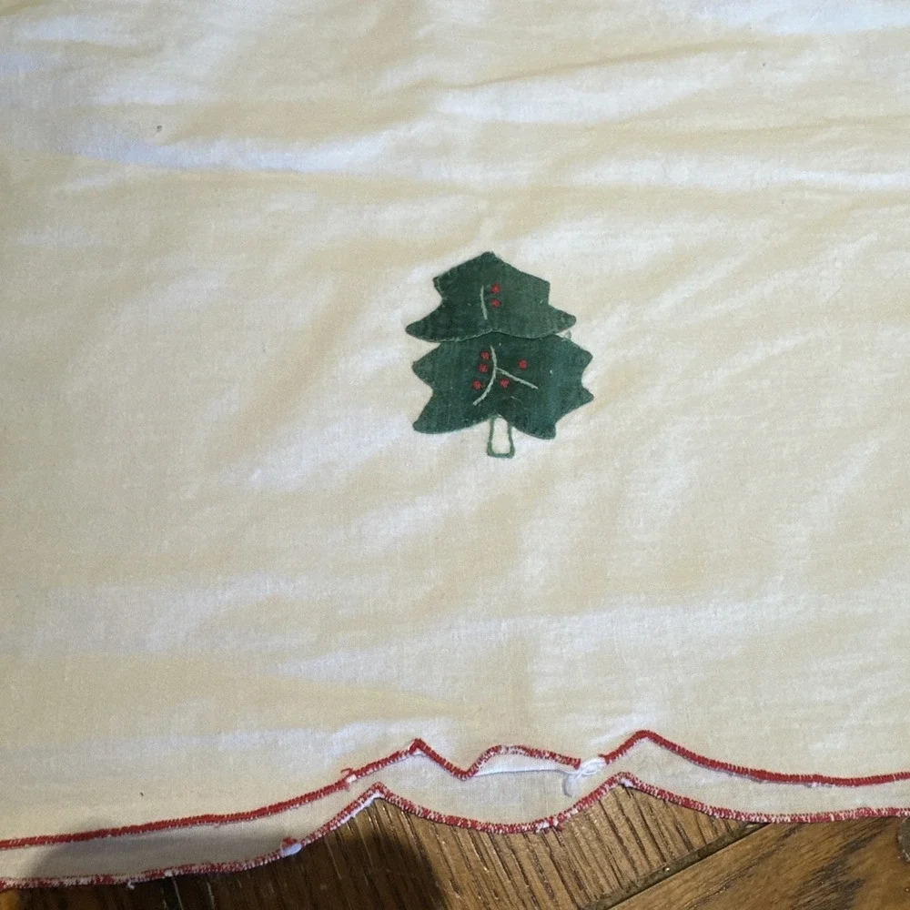 Vintage 1950's Christmas Appliqué‎ & Embroidered Santa TableCloth 112